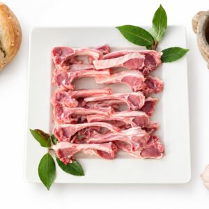 Chuletas frescas de cordero lechal presentadas en un plato blanco